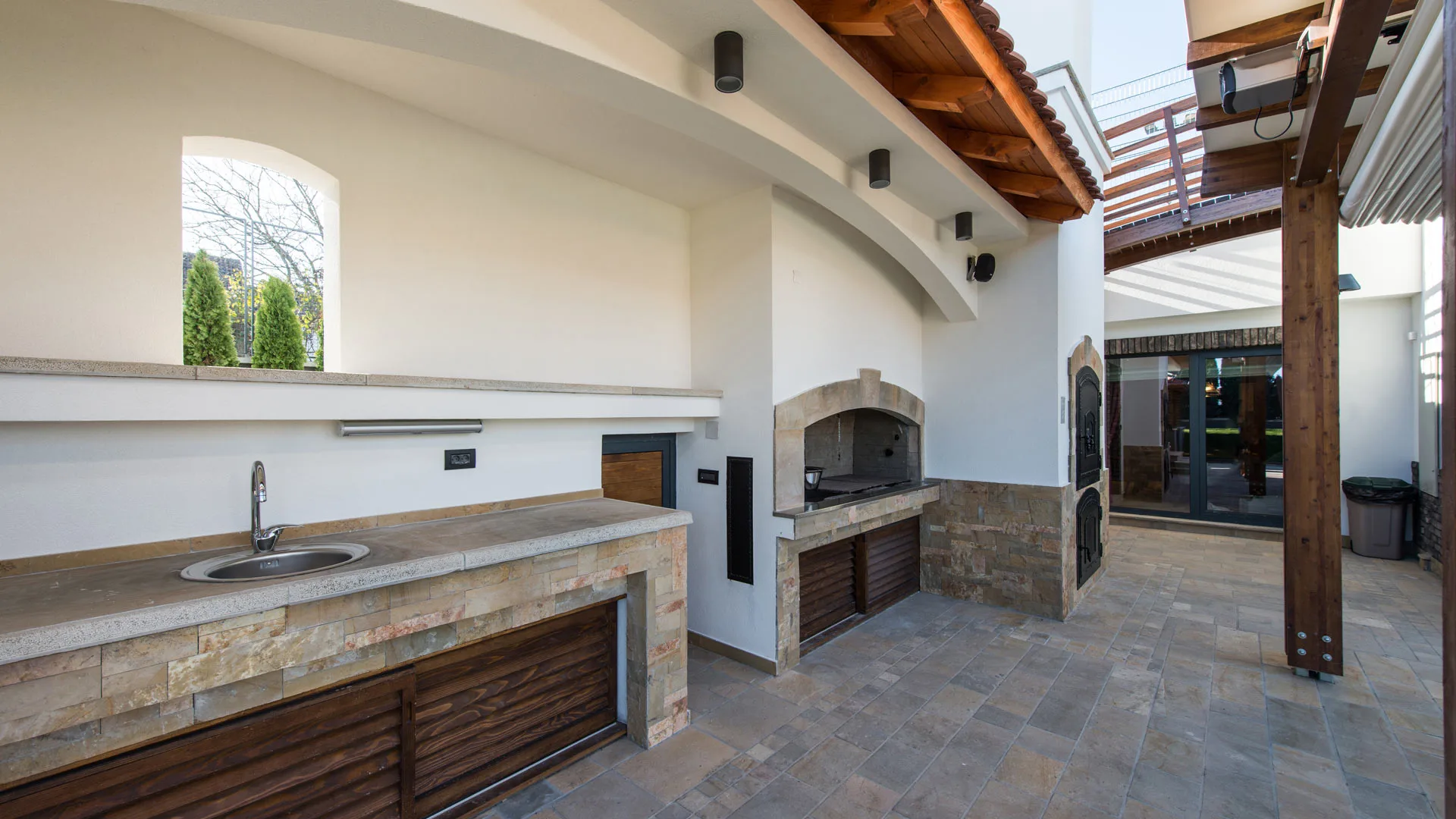 You are currently viewing 5 Amenities to Consider Adding to Your Outdoor Kitchen Design