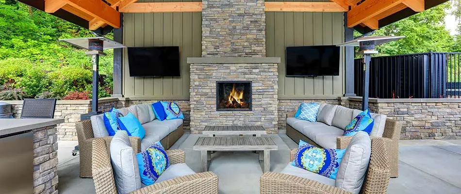 Read more about the article Outdoor Fireplace vs. Fire Pit for Your Outdoor Living Space