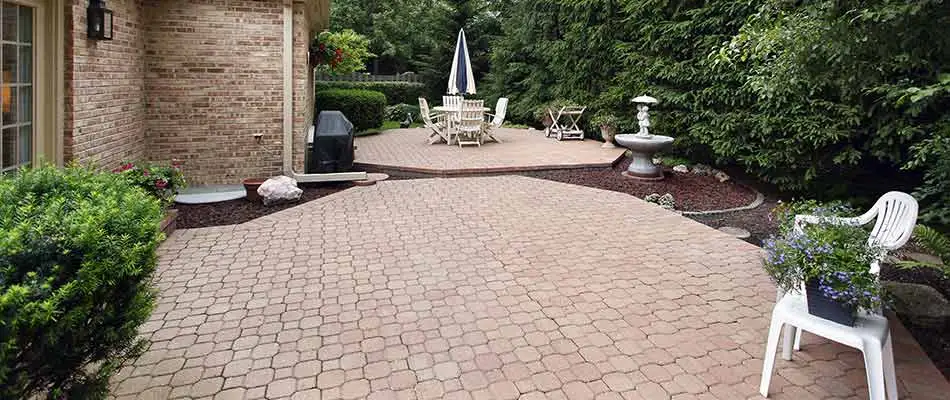 Read more about the article Patio Materials: Pavers vs. Flagstone